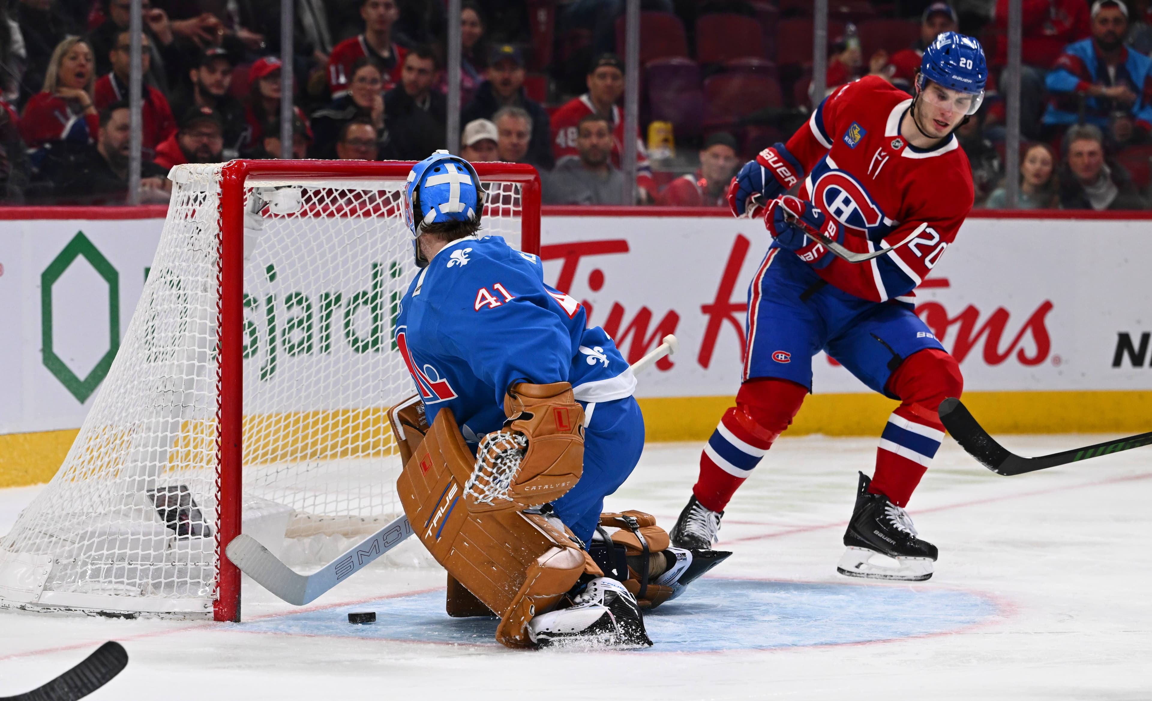 Scott Wedgewood a connu une soirée difficile, Juraj Slafkovsky est l'un de ceux qui en ont profité.