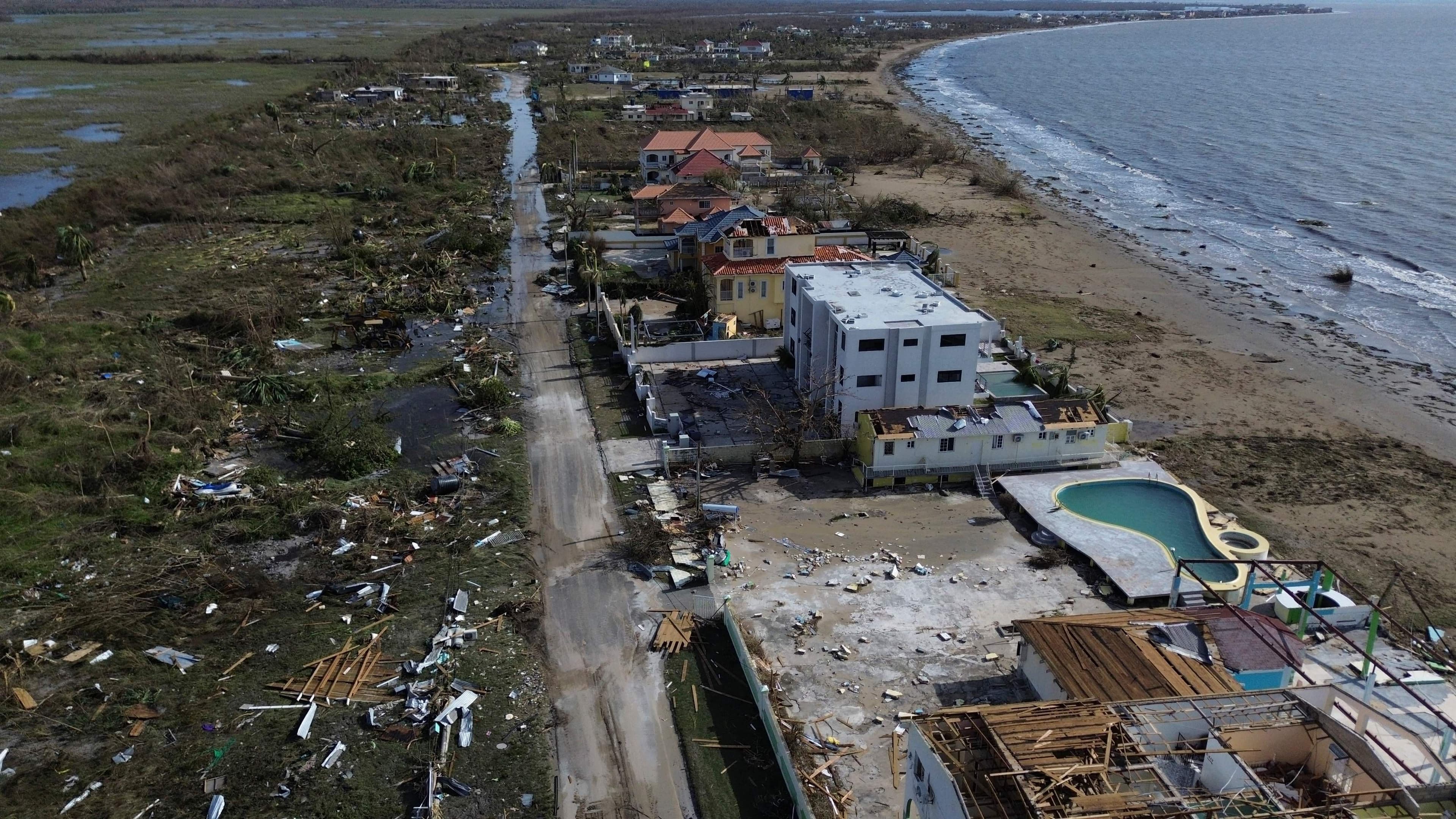 Vue aérienne du secteur de Black River, dans St.Elizabeth en Jamaïque. L'endroit est considéré comme le plus sévèrement touché par l'ouragan Melissa.