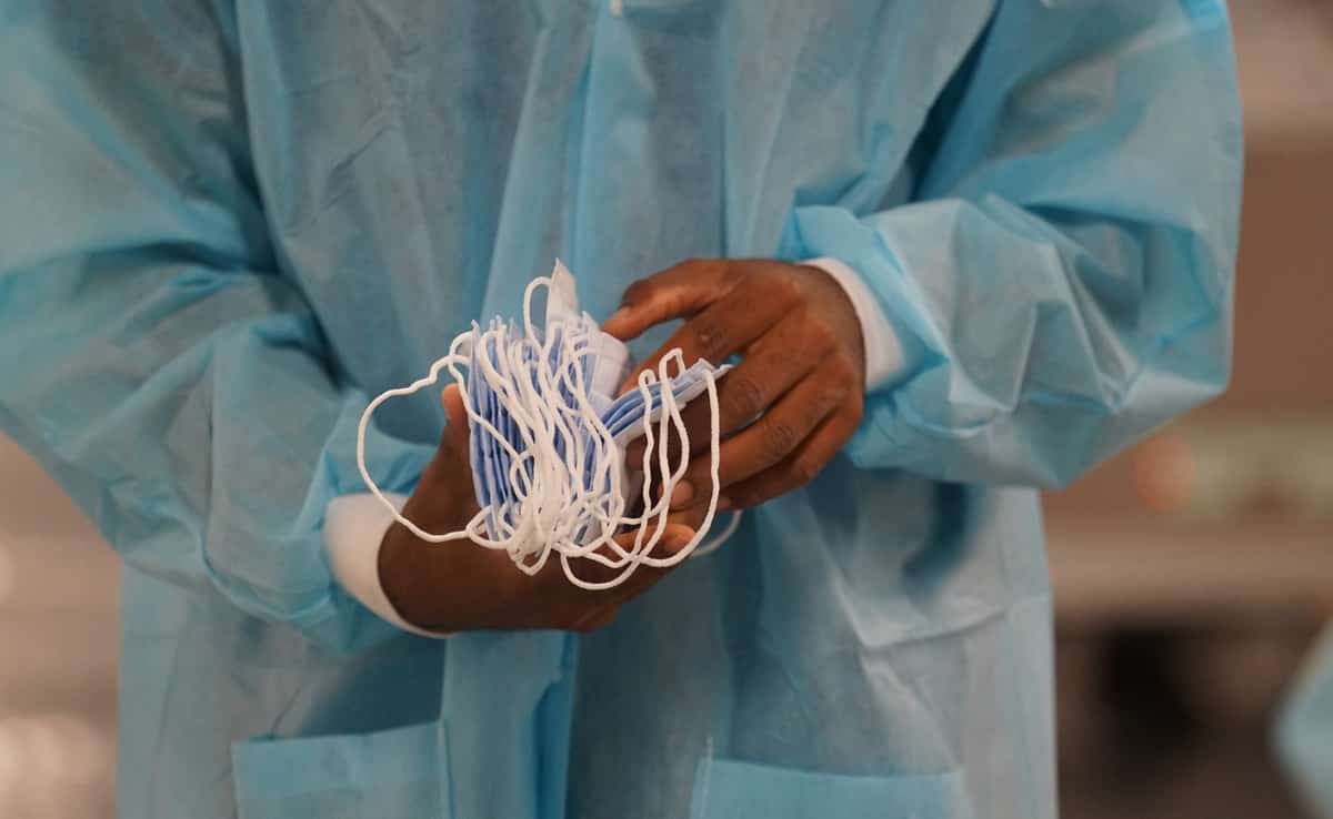 Visite de Medicom, fabricant de masques médicaux, à Montréal, Québec, Canada. Mardi 14 juillet 2020. Sur cette photo: Employé qui emballe des masques médicaux. MARIO BEAUREGARD/AGENCE QMI