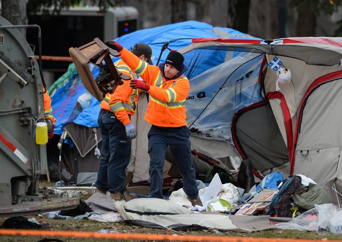 Des cols bleus de la Ville de Montréal ont procédé au démantèlement du campement d'itinérants installé en bordure de la rue Notre-Dame Est, à Montréal, le lundi 7 décembre 2020.