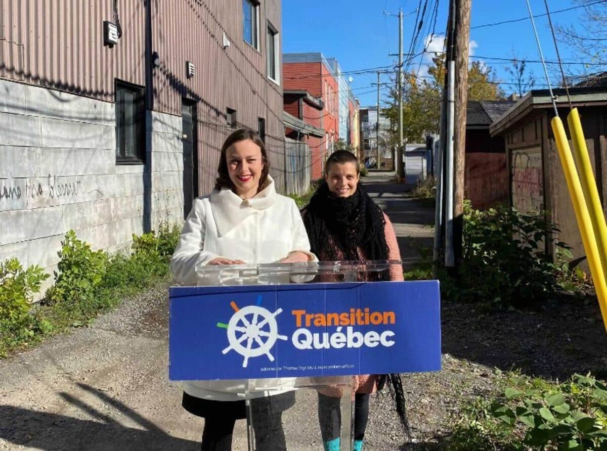 La cheffe de Transition Québec, Jackie Smith, et sa colistière dans le district de Limoilou, Madeleine Cloutier, lors d'une annonce au sujet des ruelles, le vendredi 29 octobre.