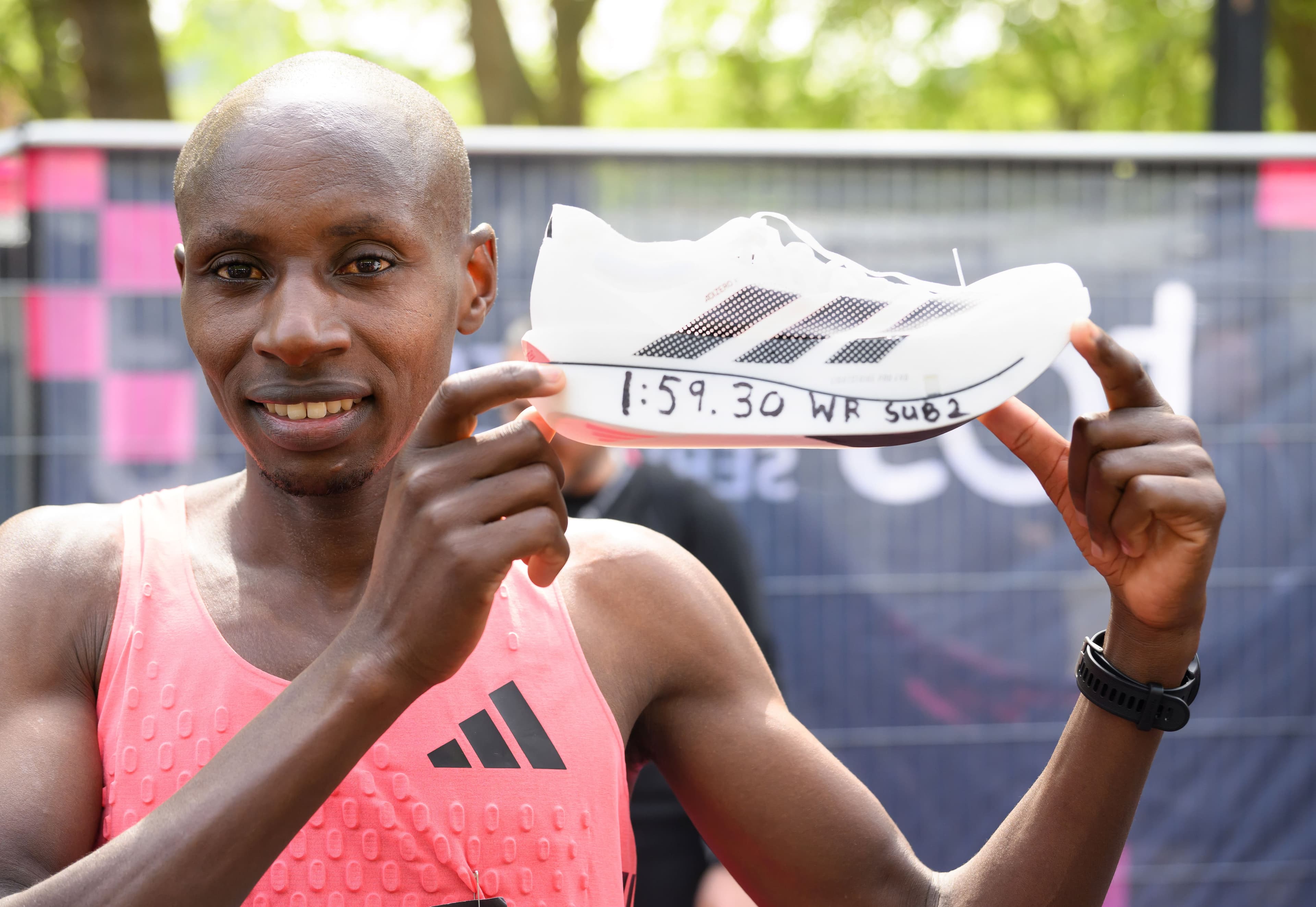 Après avoir établi un record mondial, le Kényan Sabastian Sawe a fièrement exhibé la nouvelle chaussure dernier cri d’Adidas, qu’il a portée pour survoler le marathon de Londres.