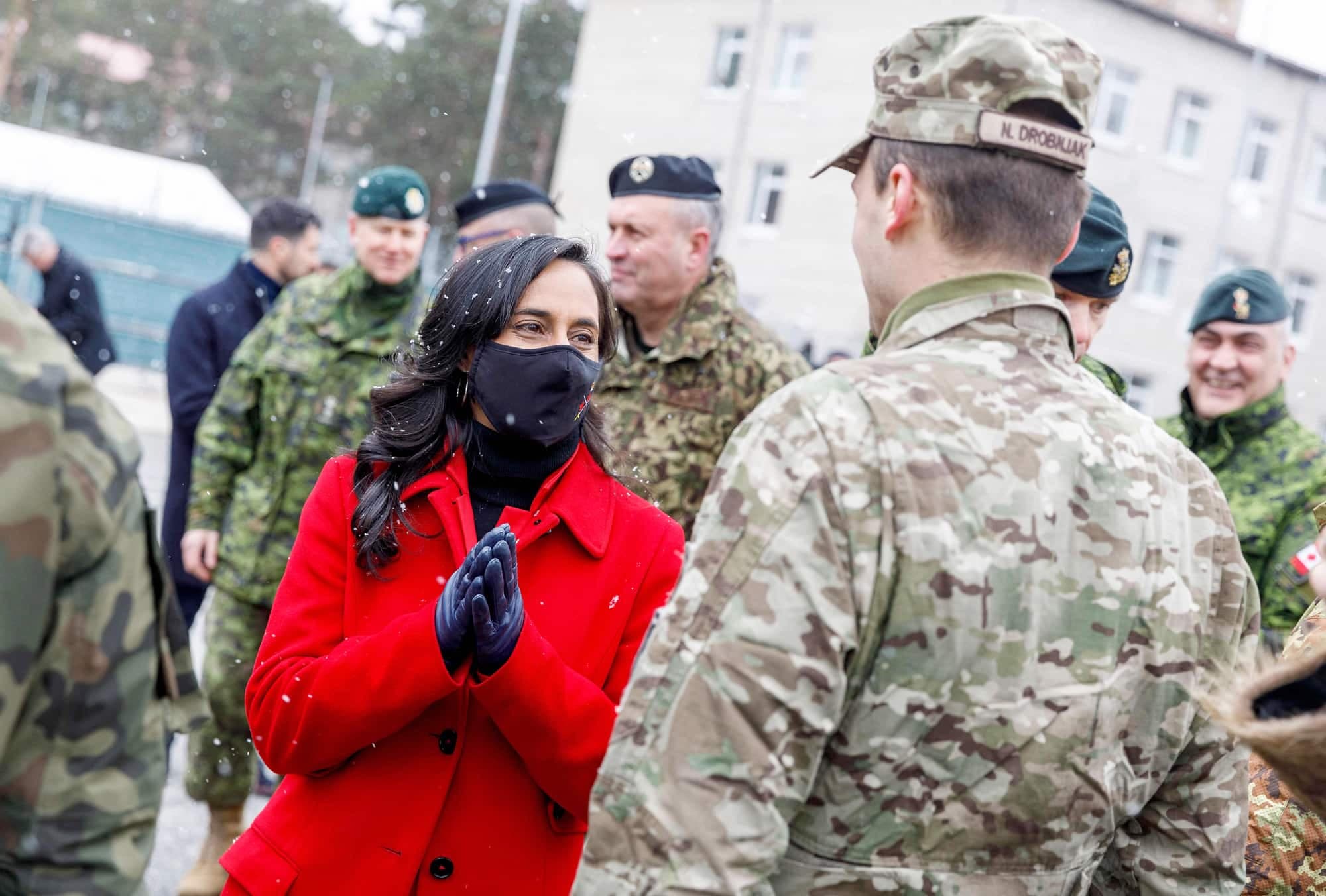 La ministre de la Défense nationale, Anita Anand, en visite auprès de nos troupes en Lettonie