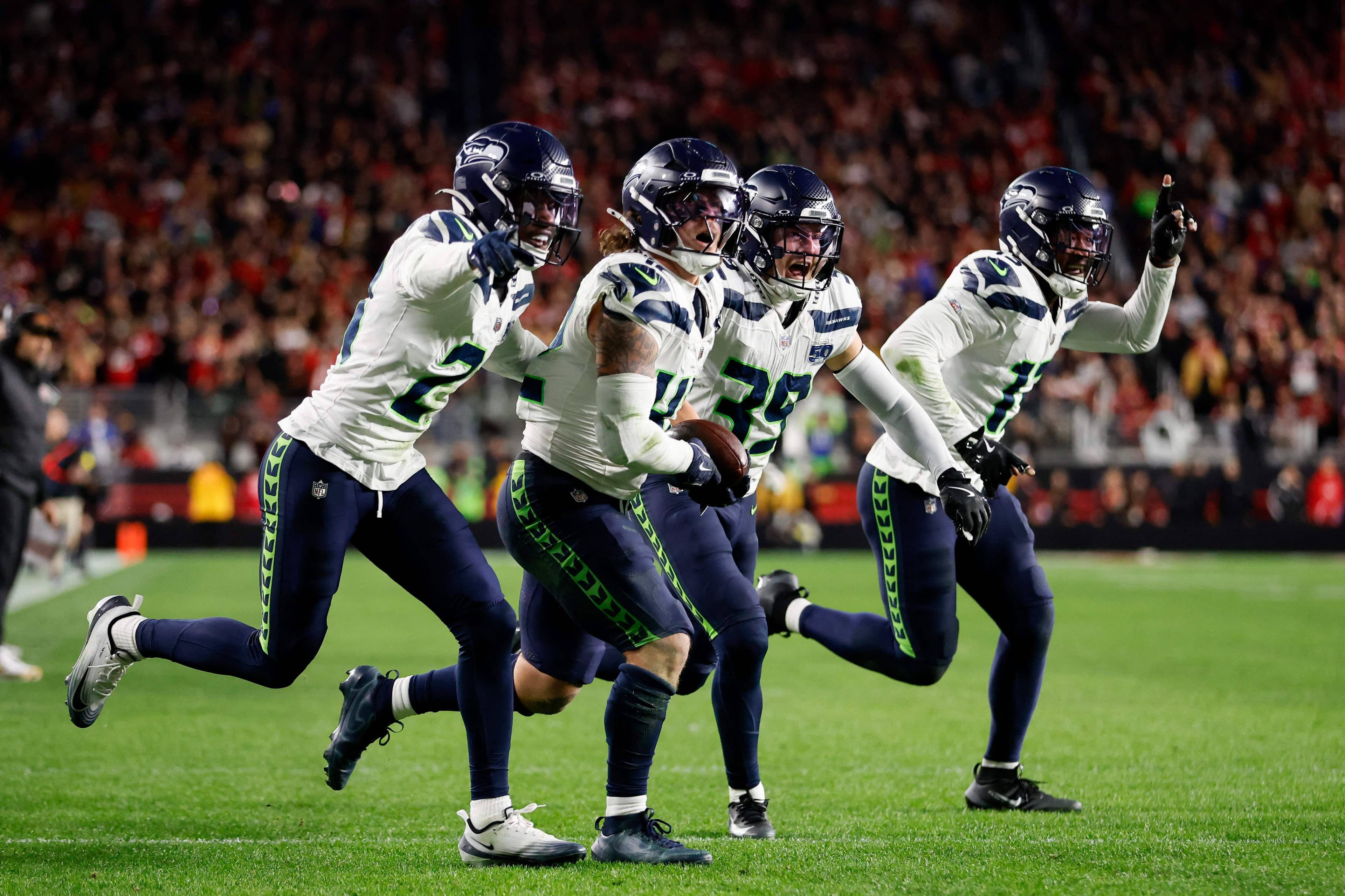 Drake Thomas (42) et la défense des Seahawks ont réalisé un revirement clé au quatrième quart face aux 49ers, dans une victoire qui a valu à l’équipe le premier rang dans la conférence nationale.