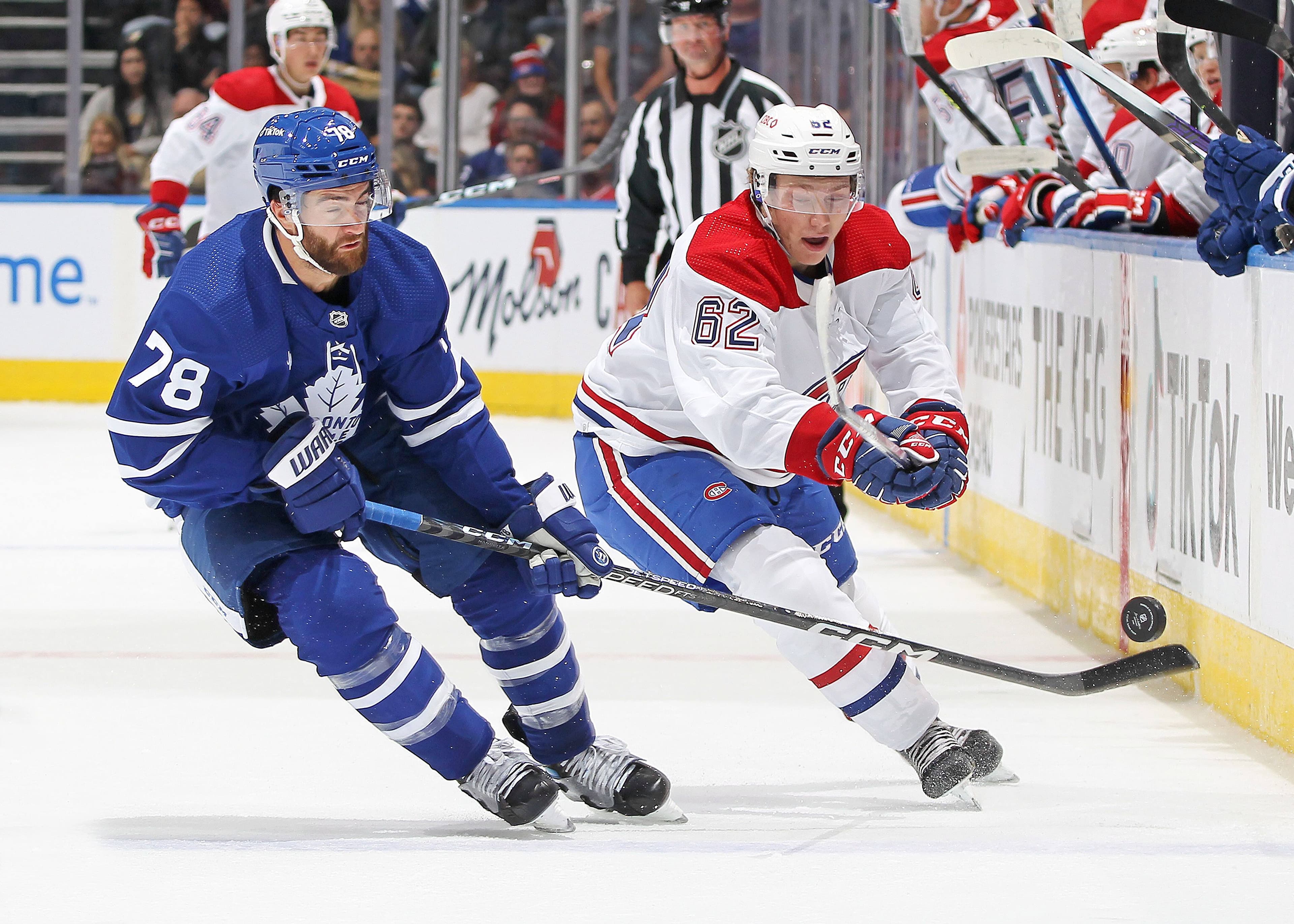 L’espoir du Canadien Owen Beck, lors d’un match de présaison en septembre dernier, alors qu’il disputait la rondelle avec T. J. Brodie.