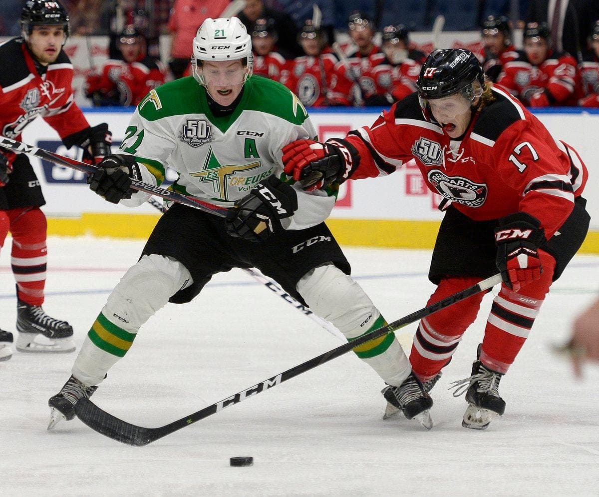 Dylan Schives (17) des Remparts de Quebec et Anthony Beauregard (21) des Foreurs de Val d'Or au centre Vidéotron, le 23 novembre 2018.
