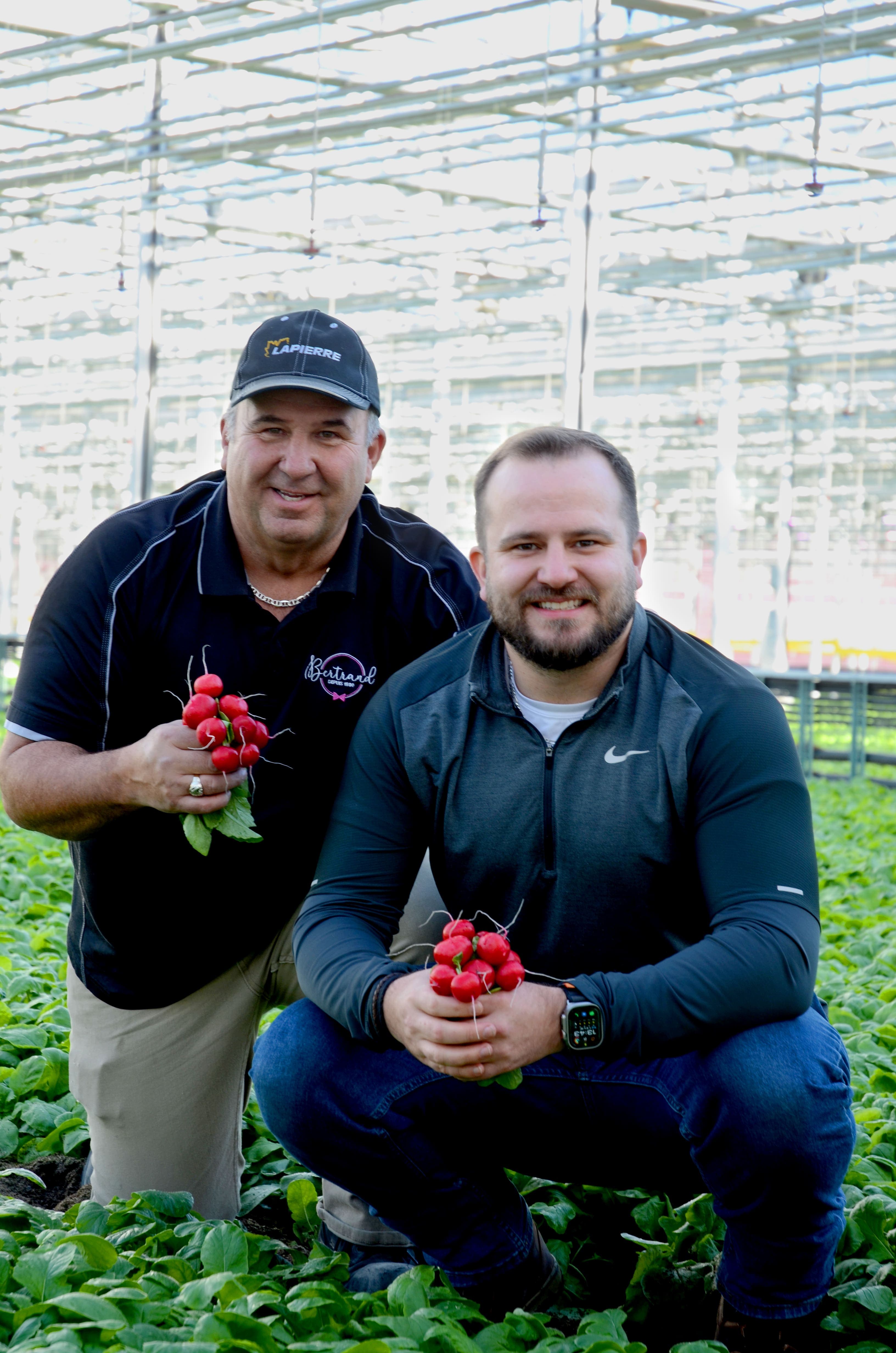 En avant-plan, Steve Bertrand, directeur-général des Serres Bertrand et producteur des radis Leciel, avec son père Stéphane, président.