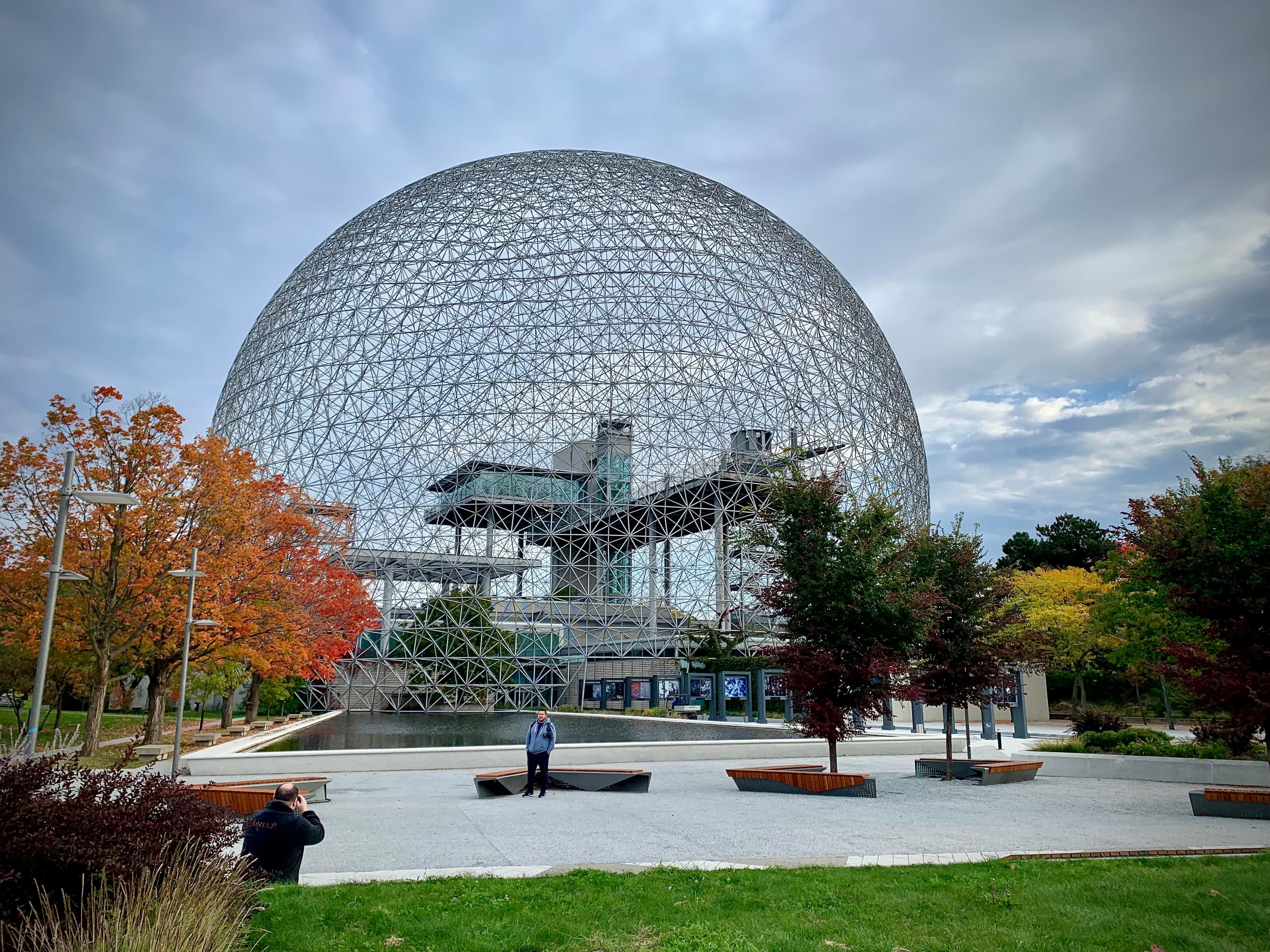 La Biosphère attire les touristes à toute heure du jour. Il y en avait déjà quelques uns qui se prenaient en photo devant la structure à 8h du matin.