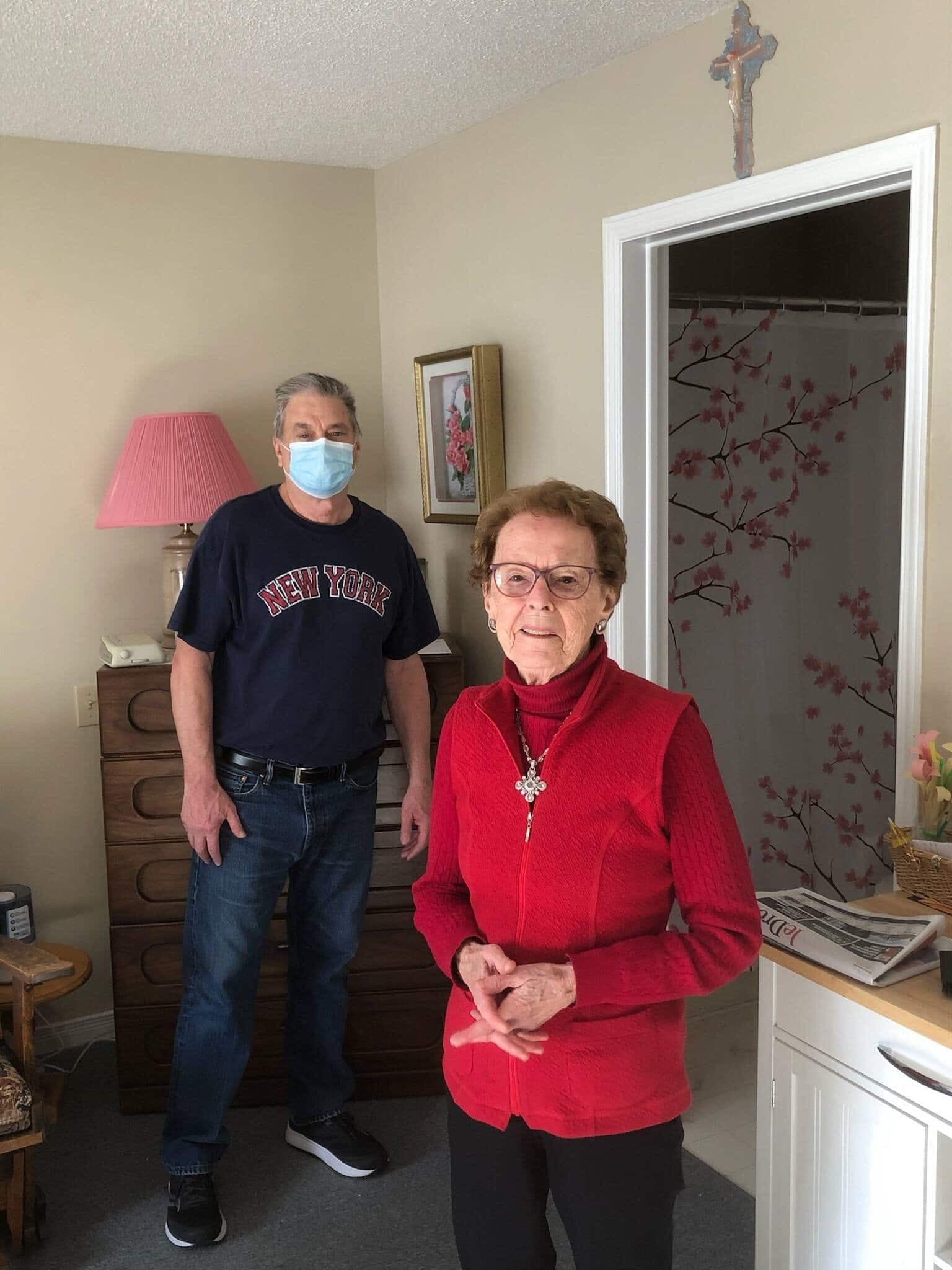Serge Brazeau en compagnie de sa mère Marie-Jeanne