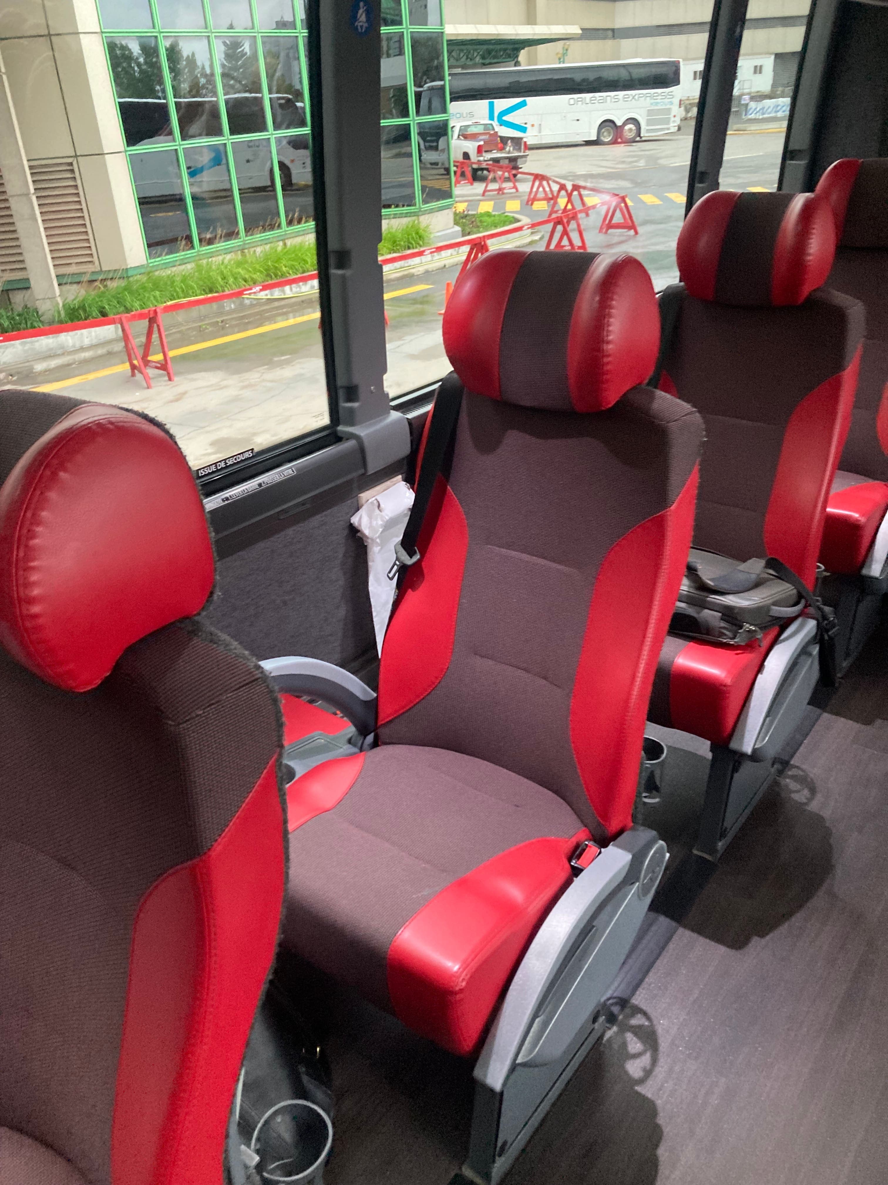L'autobus d'Intercar avait des bancs en rangée simple!