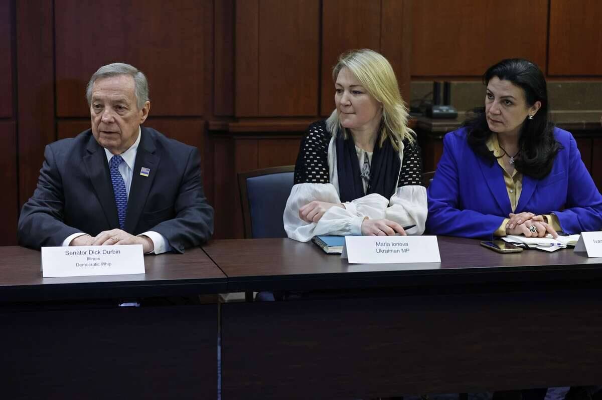 Des membres du parlement ukrainien, Maria Ionova et Ivanna Klympush-Tsintsadze (D), en visite au Sénat américain le 30 mars à Washington DC.