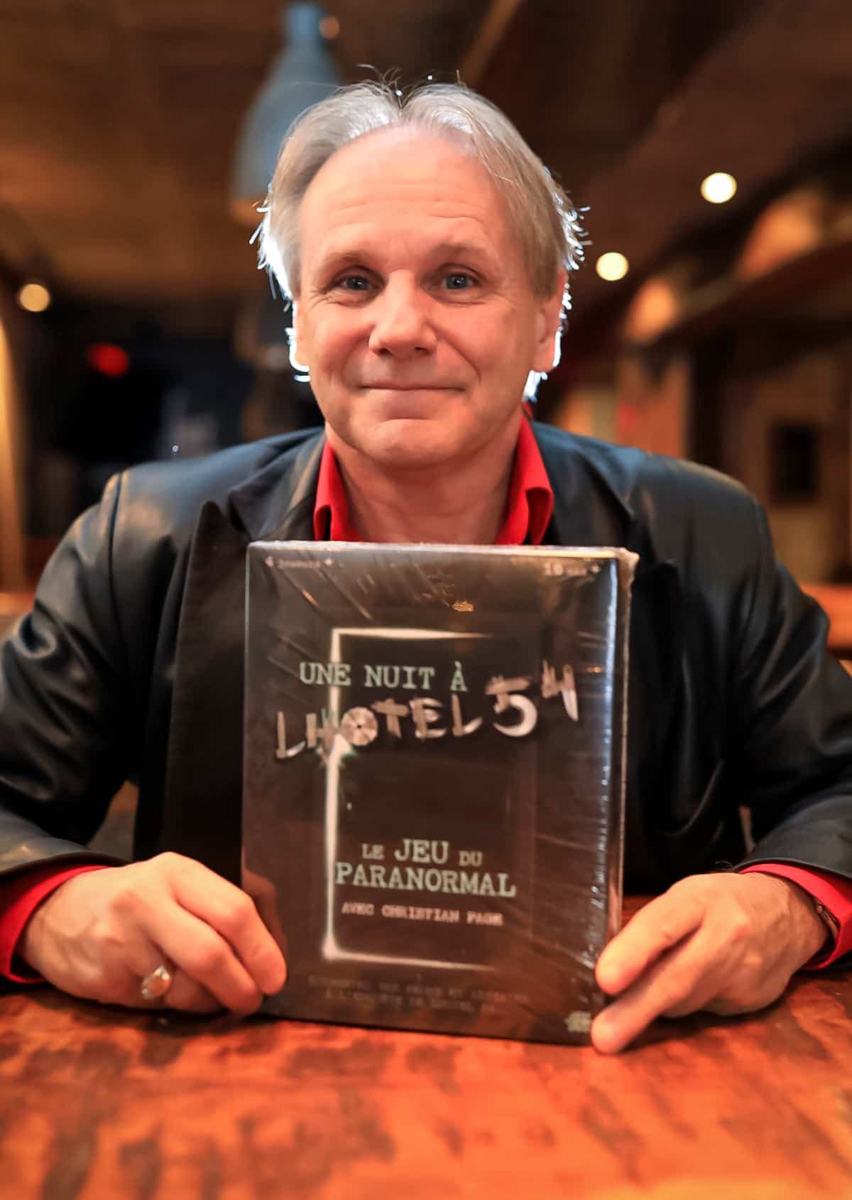 Portrait de Christian Page, un expert du paranormal, qui a aidé à concevoir un jeu de société, à la Taverne Saint-Sacrement, mercredi le 23 octobre 2019.