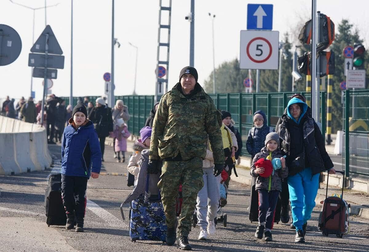 Des centaines de milliers d'Ukrainiens ont déjà fui le pays. Sur la photo, des réfugiés arrivent en Pologne.