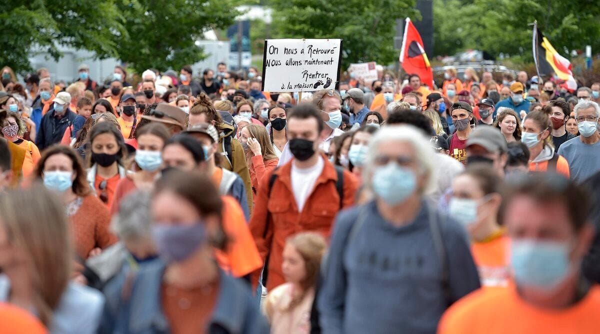 Plusieurs centaines de personnes, membres des Premières Nations ou non, ont marché pacifiquement à Québec, à la place Jean-Béliveau, en mémoire des enfants retrouvés près des pensionnats autochtones.