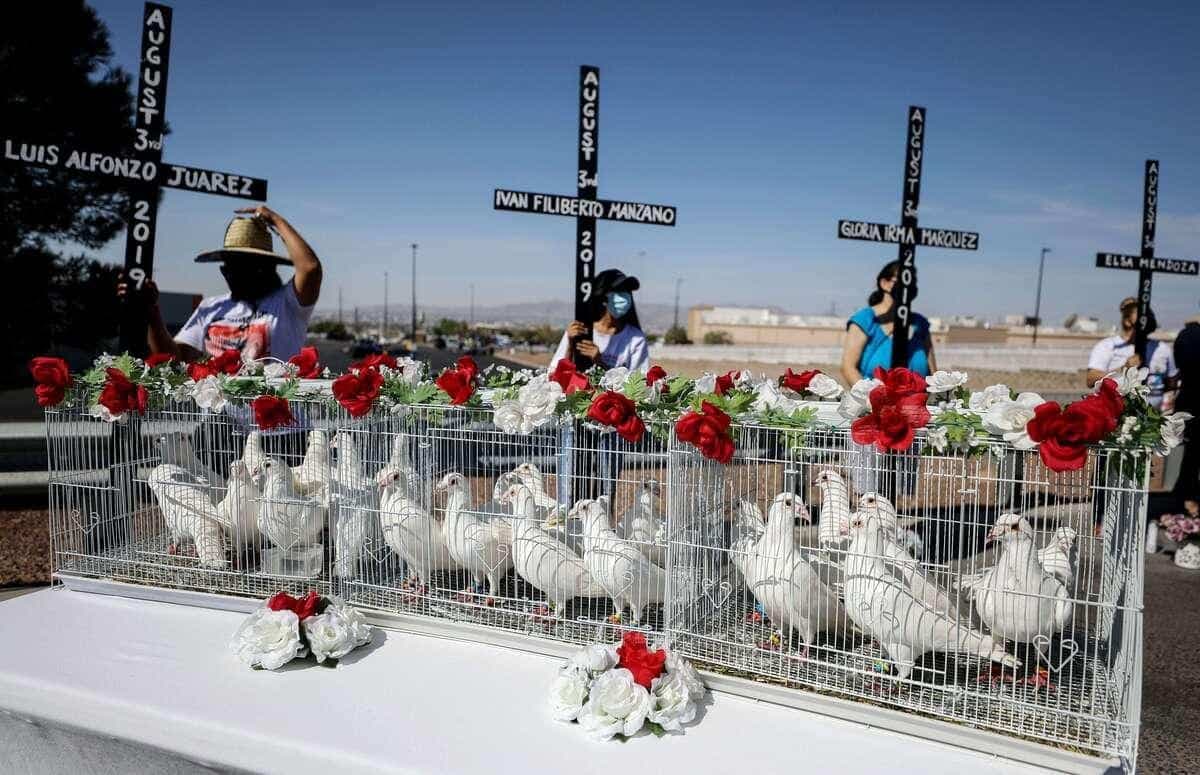 Sur cette image : des personnes se recueillent devant le marché, à El Paso, un an après l’attaque ayant des motifs racistes qui a coûté la vie 22 personnes.