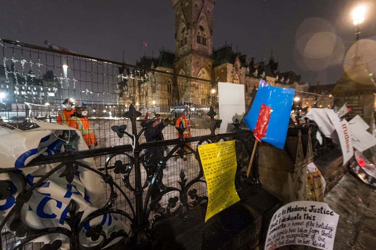 Des clôtures ont été installées dans la nuit de mercredi et jeudi autour du parlement à Ottawa.