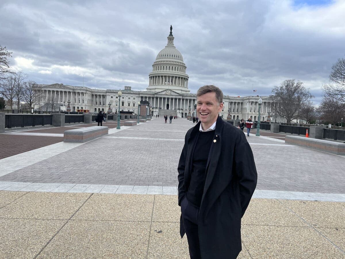 Jeudi après-midi, Bruno Marchand, maire de Québec, prend la pose devant le Capitole, à Washington D.C.