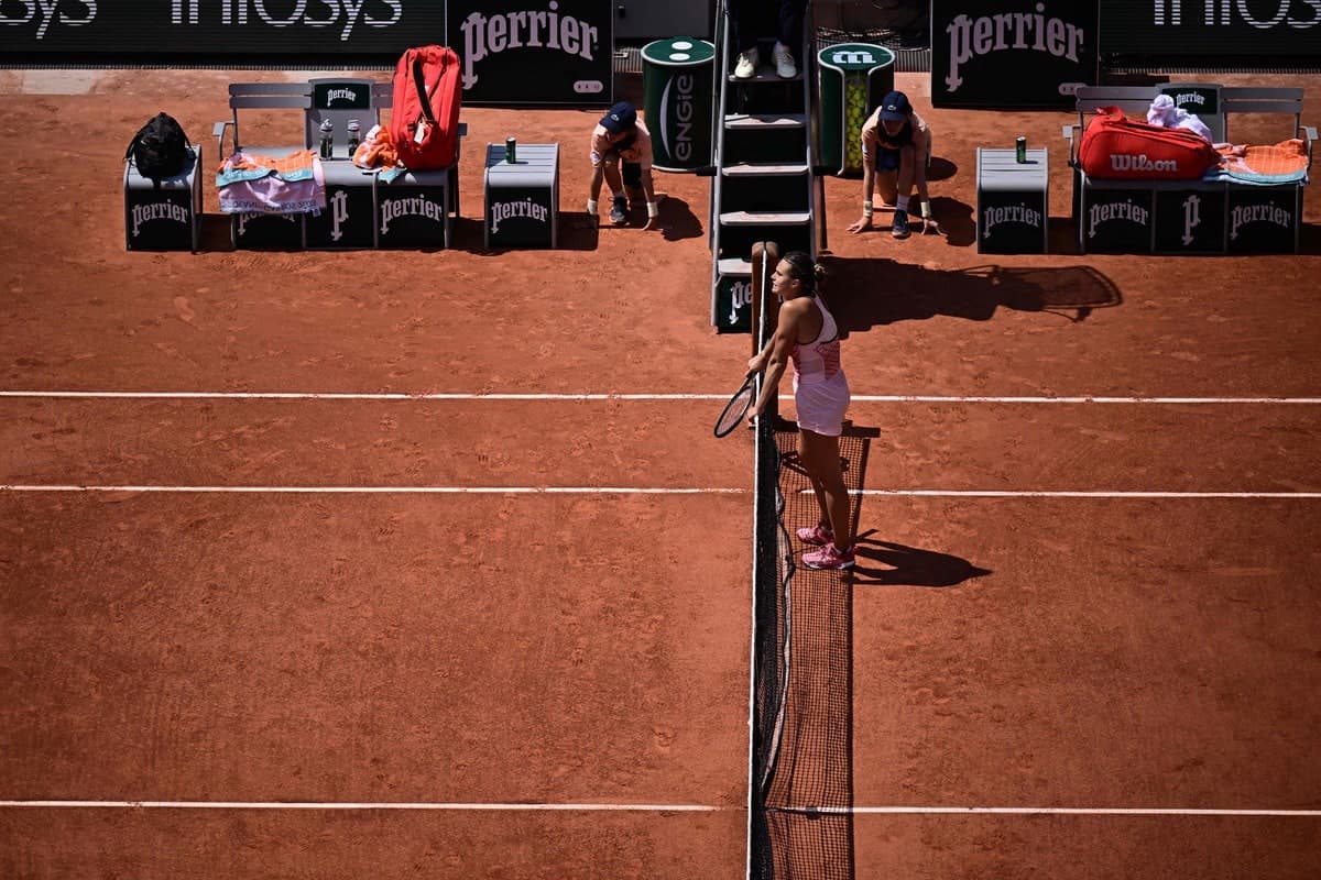 Aryna Sabalenka a attendu Elina Svitolina au filet pour la traditionnelle poignée de main après sa victoire en quarts à Roland-Garros, tout en sachant que l'Ukrainienne ne s'y rendrait pas.