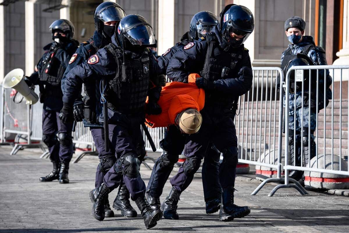Des manifestants arrêtés par la police à Moscou, le 13 mars dernier.