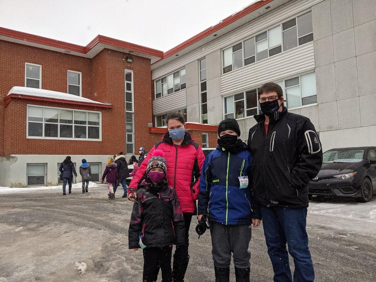 Marie-Claude Roy, son conjoint Sylvain Leclerc et leurs enfants Félix et Léa, ont dû aller au dépistage massif lié à un possible cas de variant à l'école Saint-Louis-de-France.