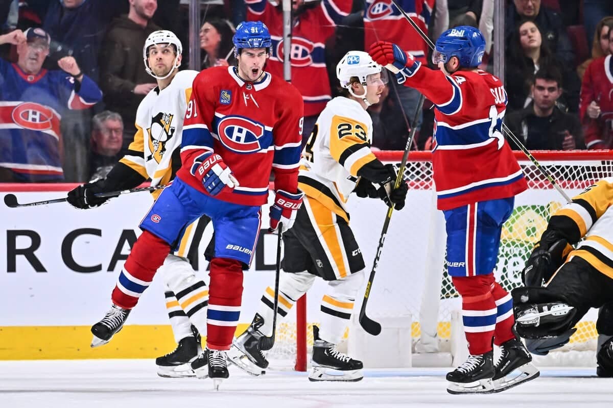 Sean Monahan célèbre un but avec Nick Suzuki, le 12 novembre 2022, à Montréal.