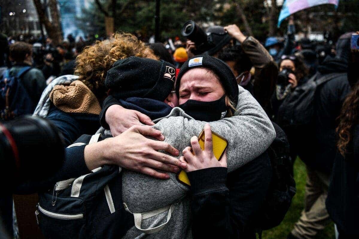 Rapidement après l’annonce du jugement, la foule a pris d’assaut les rues de Minneapolis pour célébrer.
