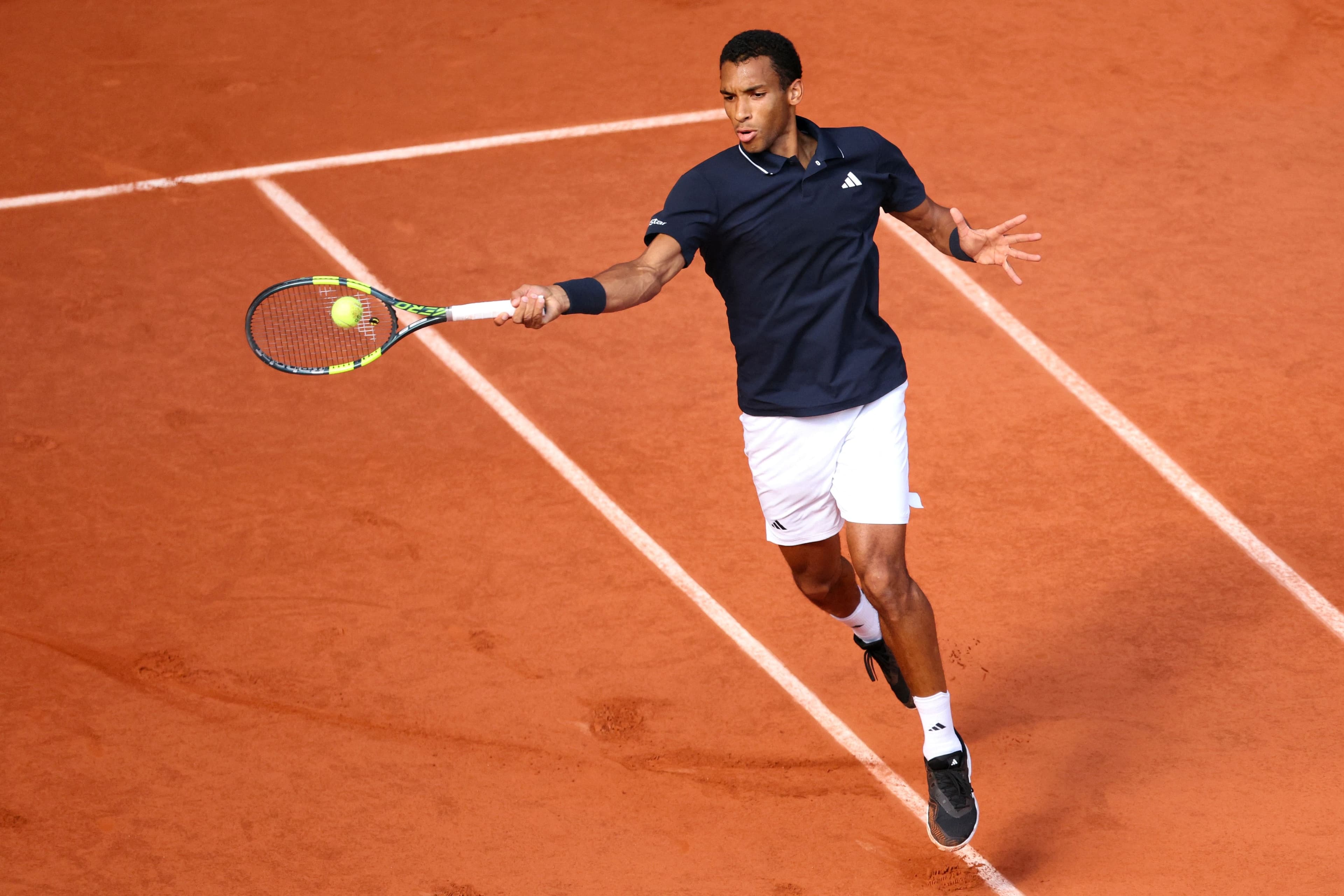 Félix Auger-Aliassime frappe un coup droit en retour de service contre le Chilien Alejandro Tabilo, lundi, en ronde des 16 du tournoi de Roland-Garros.