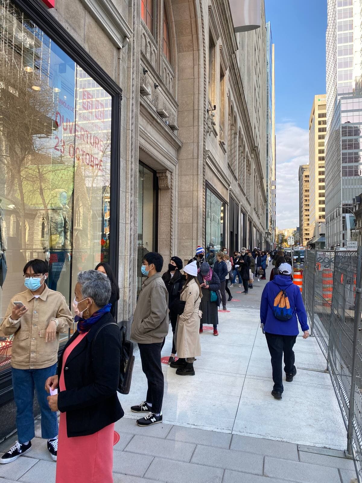 Pour l’ouverture officielle de la boutique UNIQLO du détaillant japonais au centre-ville de Montréal, le vendredi 23 octobre 2020, plusieurs centaines de gourous se sont réunis et ont fait la file qui s’étendait de la rue Sainte-Catherine Ouest au boulevard de Maisonneuve Ouest. ANNE-LOVELY ETIENNE/24 HEURES/AGENCE QMI