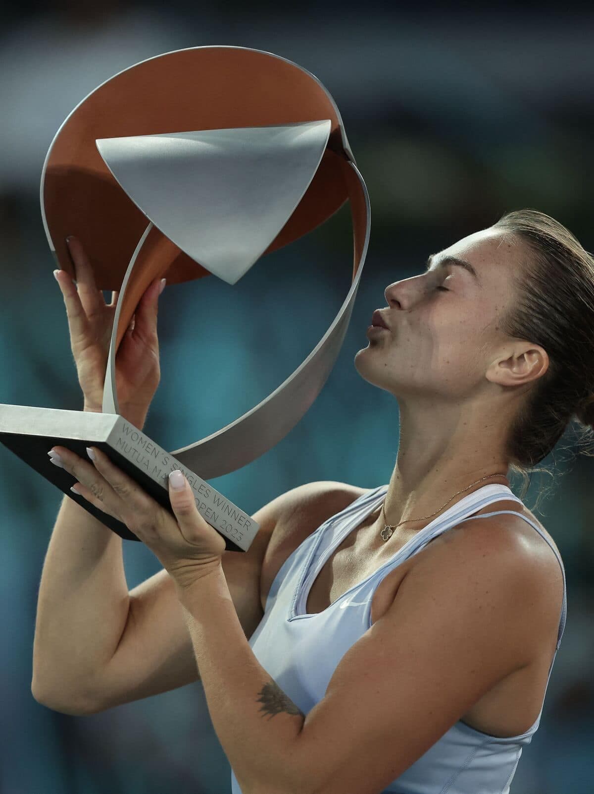 Aryna Sabalenka embrasse le trophée remporté à Madrid, au début du mois de mai.
