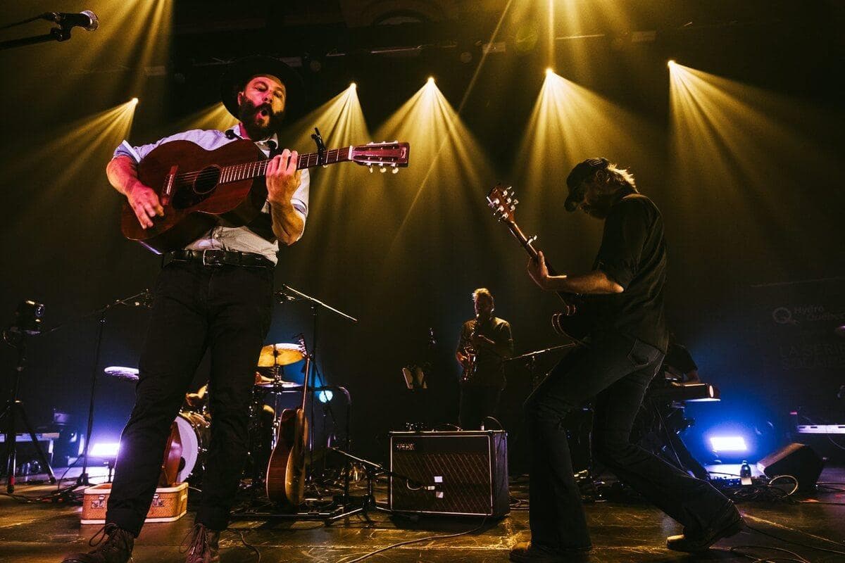 Principaux artisans d’un concert country-folk de haut niveau, Tire le coyote et son complice Shampooing ont ravi la foule rassemblée au Manège militaire.