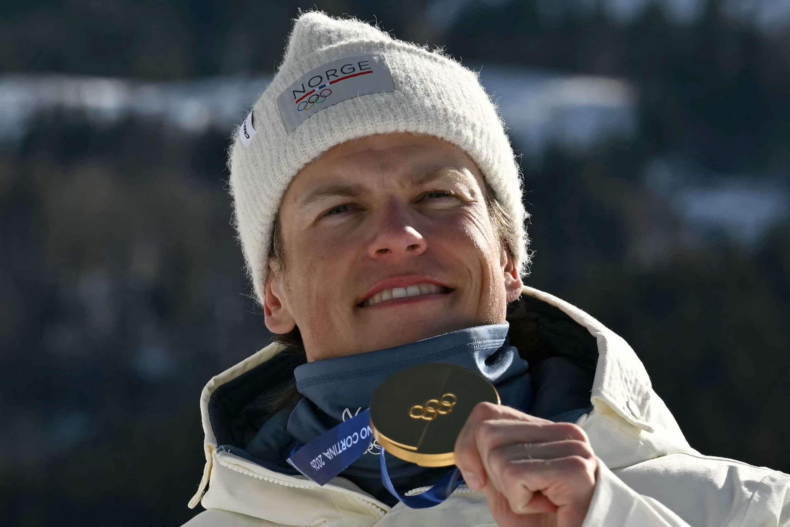 Johannes Hosflot Klaebo a fièrement montré à la planète sa cinquième médaille d'or des Jeux de Milan-Cortina et sa dixième médaille d'or olympique au total, en savourant un moment de grâce sur le podium.