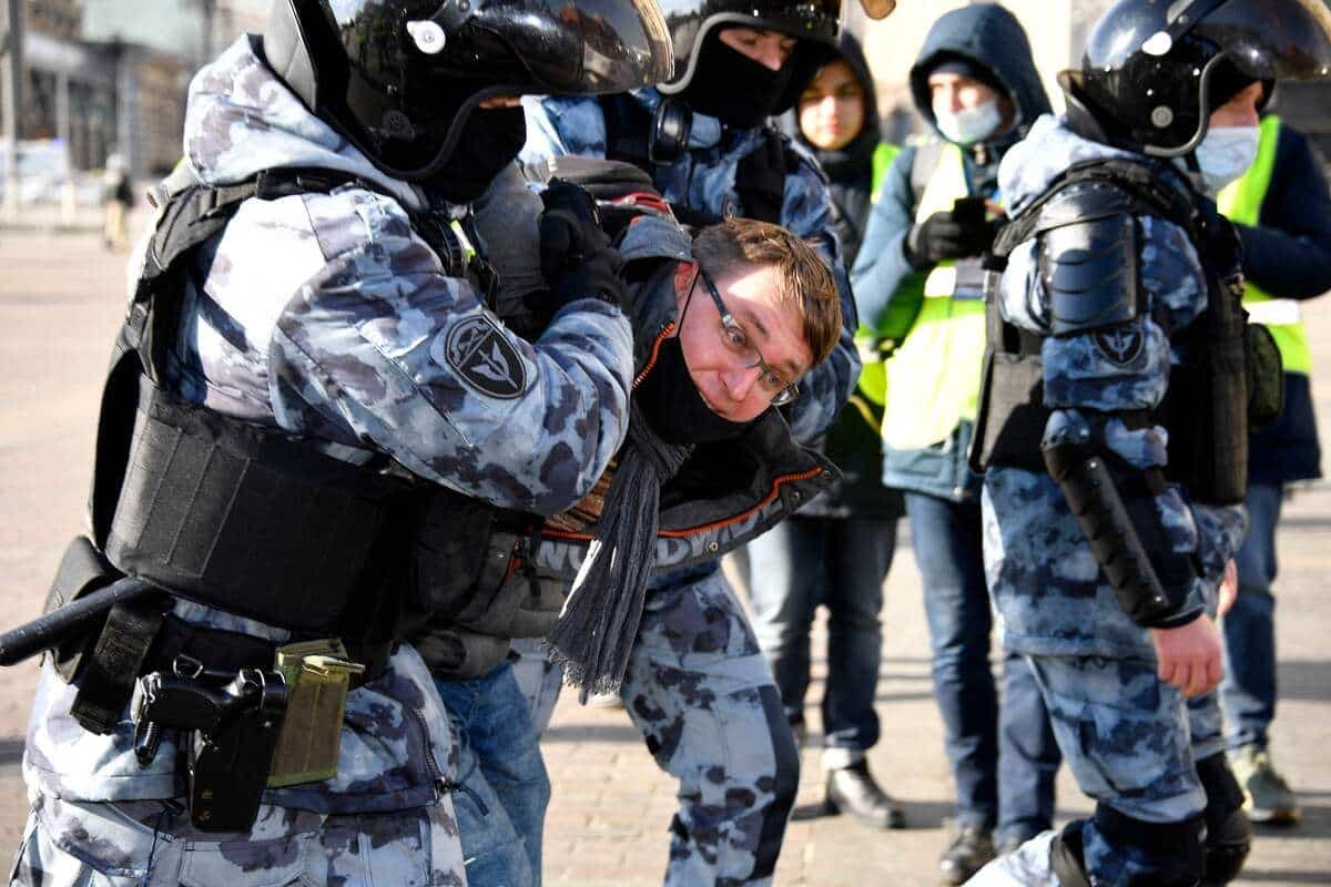 Des manifestants arrêtés par la police à Moscou, le 13 mars dernier.