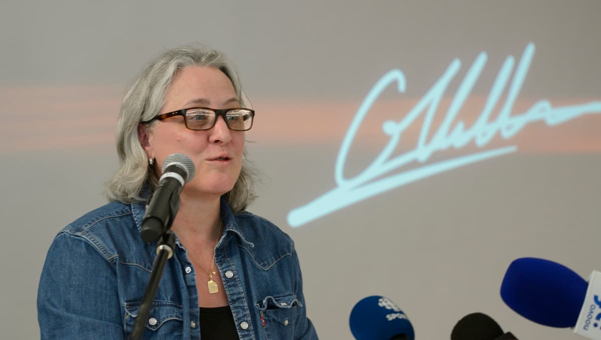 Mélanie Villeneuve, devant la signature de son père, Gilles Villeneuve.