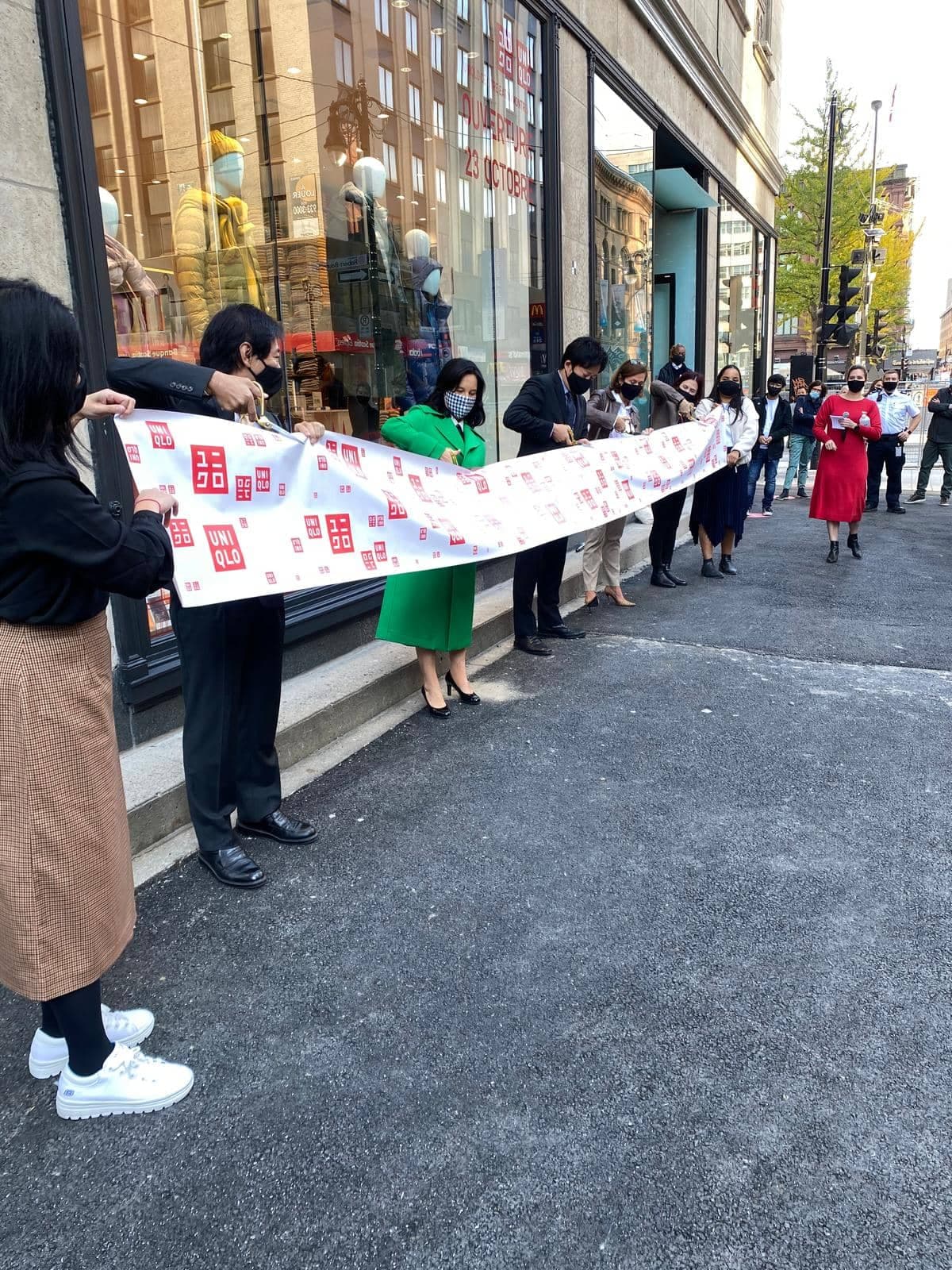Pour la cérémonie de la coupe du ruban du nouveau magasin UNIQLO au centre-ville, le vendredi 23 octobre 2020, la mairesse de Montréal, Valérie Plante, était présente accompagnée d’investisseurs japonais. ANNE-LOVELY ETIENNE/24 HEURES/AGENCE QMI