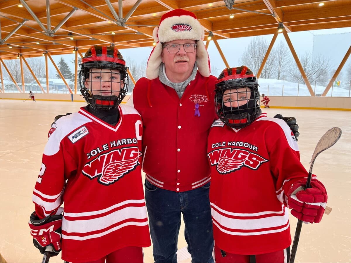 L'ancien entraîneur de Sidney Crosby, Paul Mason, accompagné de deux joueurs des Red Wings de Cole Harbour lors d'une rencontre amicale disputée contre l'Avalanche du Colorado à l'Espace Philippe-Boucher, le 17 février.