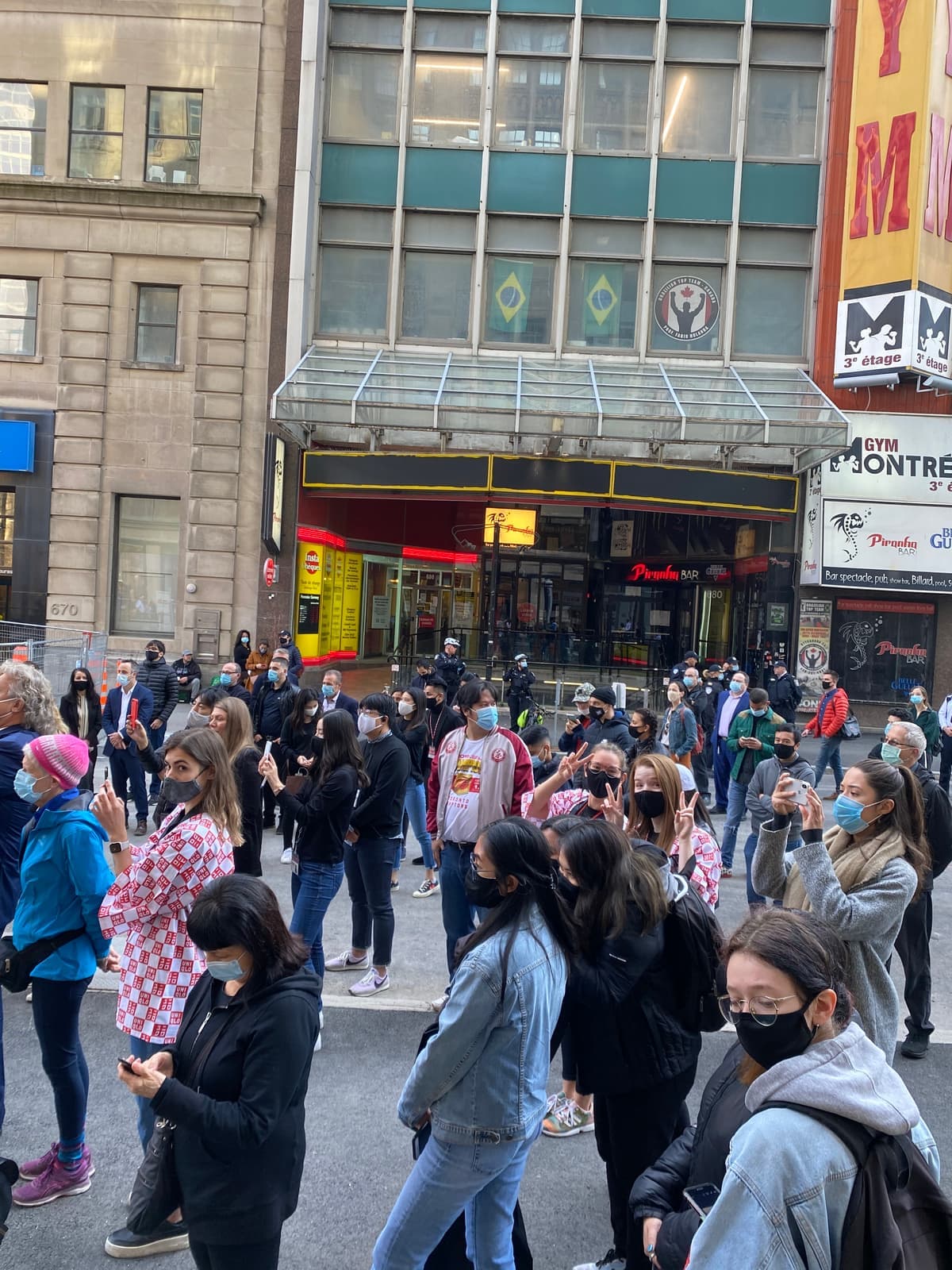 Une marée de personnes s’est formée devant l’édifice du Centre Eaton sur la rue Sainte-Catherine Ouest, le 23 octobre 2020, pour l’ouverture officielle du magasin UNIQLO. ANNE-LOVELY ETIENNE/24 HEURES/AGENCE QMI