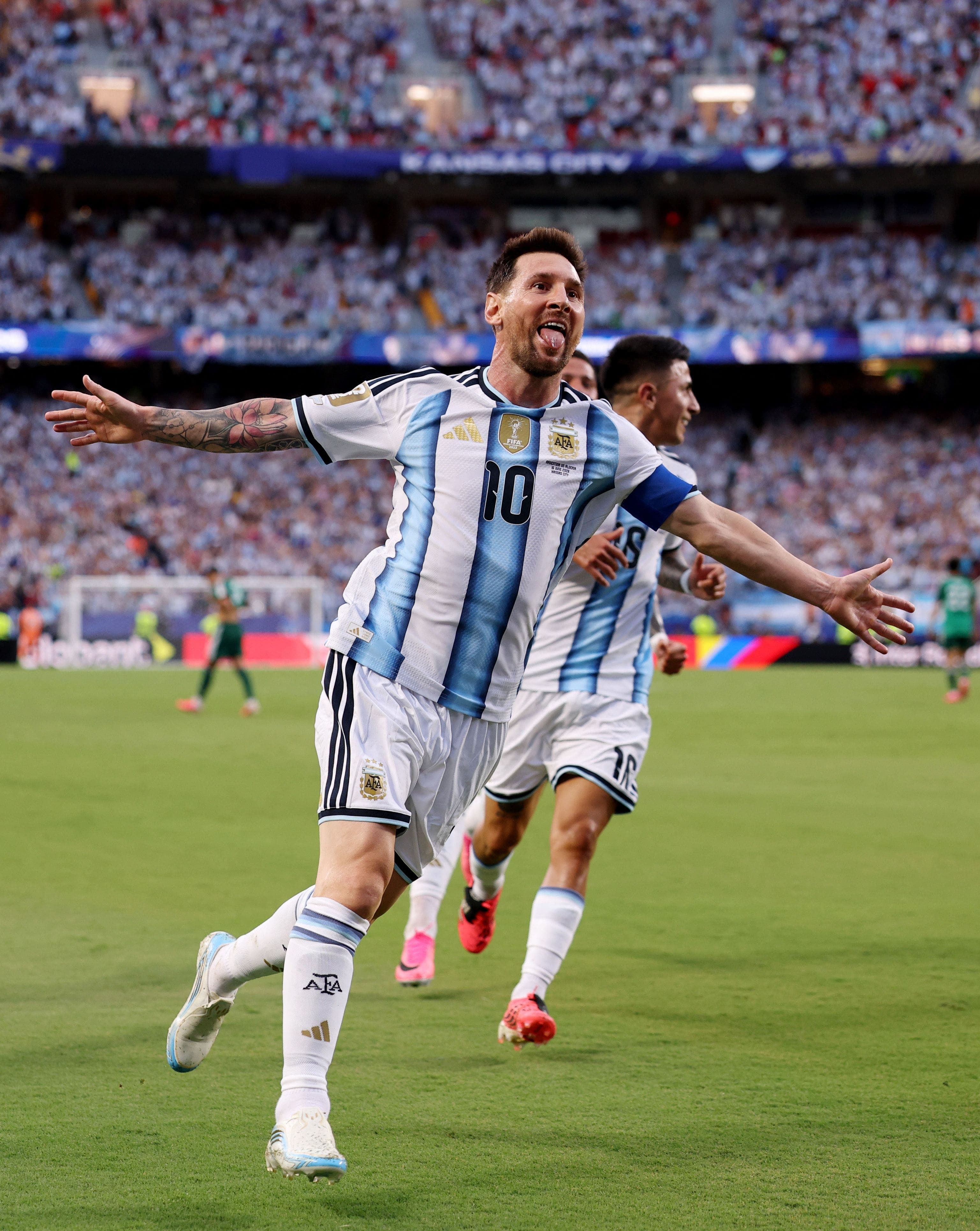Lionel Messi célébrant le premier de ses trois buts lors du gain de 3 à 0 de l'Argentine contre l'Algérie, hier soir, à Kansas City.