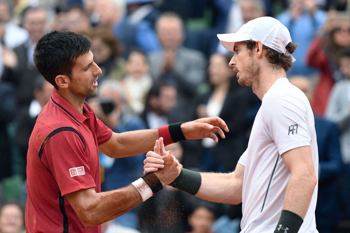 Novak Djokovic et Andy Murray au terme de la finale de Roland-Garros, en 2015.