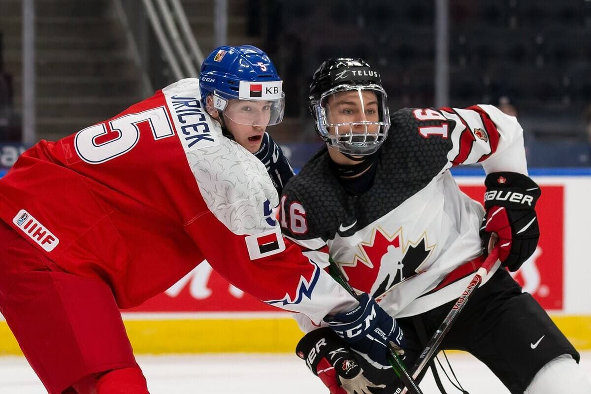 David Jiricek et Connor Bedard lors du Championnat mondial de hockey junior en août dernier à Edmonton.