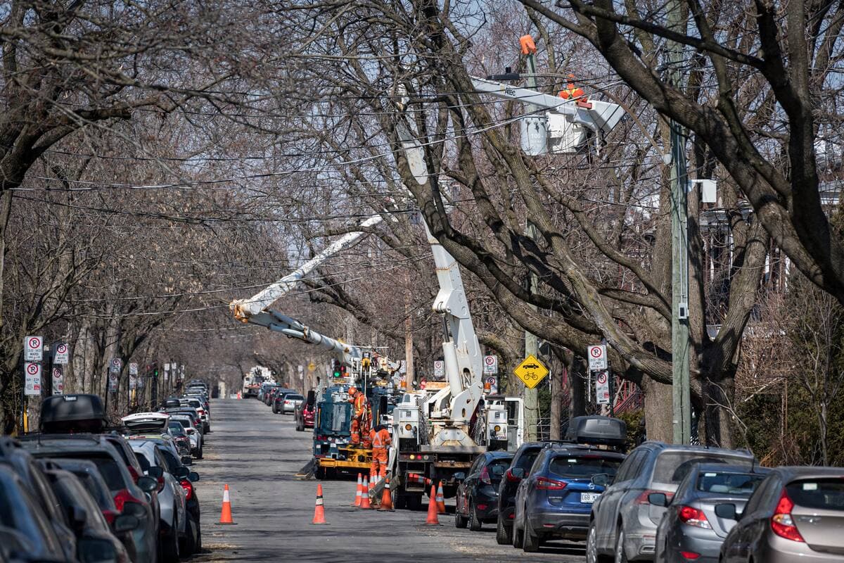 Quelques victimes du monoxyde de carbone provenant d’une génératrice sont mortes lors d’une tempête de verglas en avril 2023, lorsque des équipes d’Hydro-Québec avaient été déployées pour rétablir d’importantes pannes, comme c’est le cas à Montréal sur cette photo.