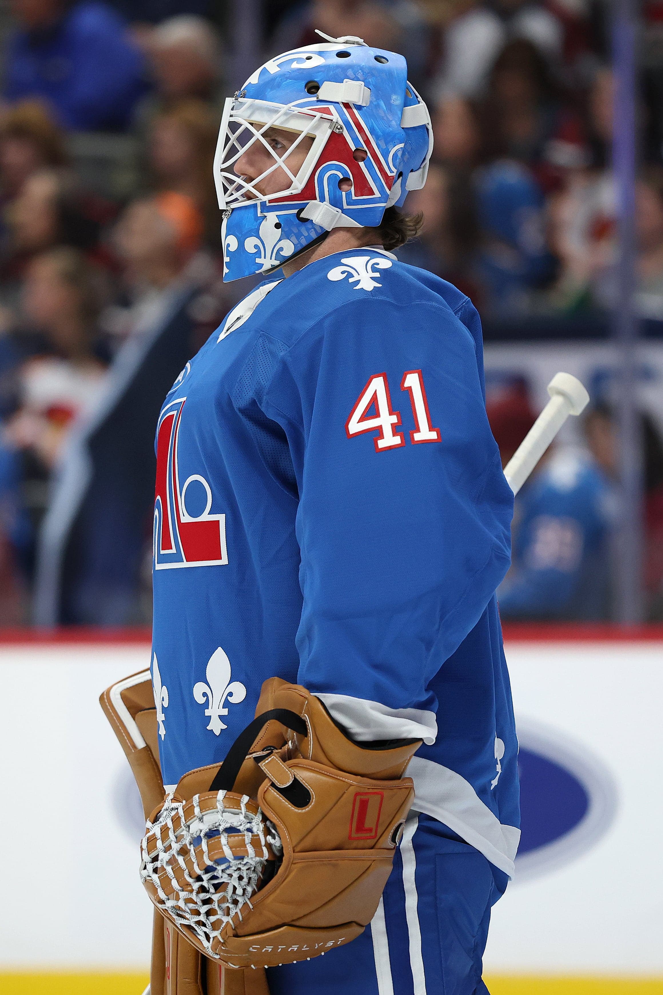 Lors du match du 23 octobre entre l’Avalanche et les Hurricanes aux couleurs des Nordiques et des Whalers, le gardien Scott Wedgewood semblait tout droit sorti du vieux Colisée à la belle époque des Bleus à Québec.