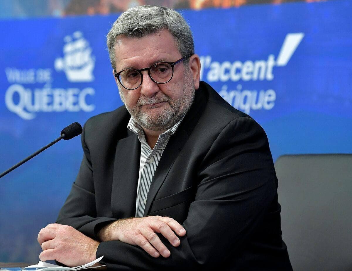 Le maire de Québec, Régis Labeaume, a exprimé sa tristesse devant l’attaque qui a été perpétrée à Québec et a offert ses condoléances aux familles des victimes.