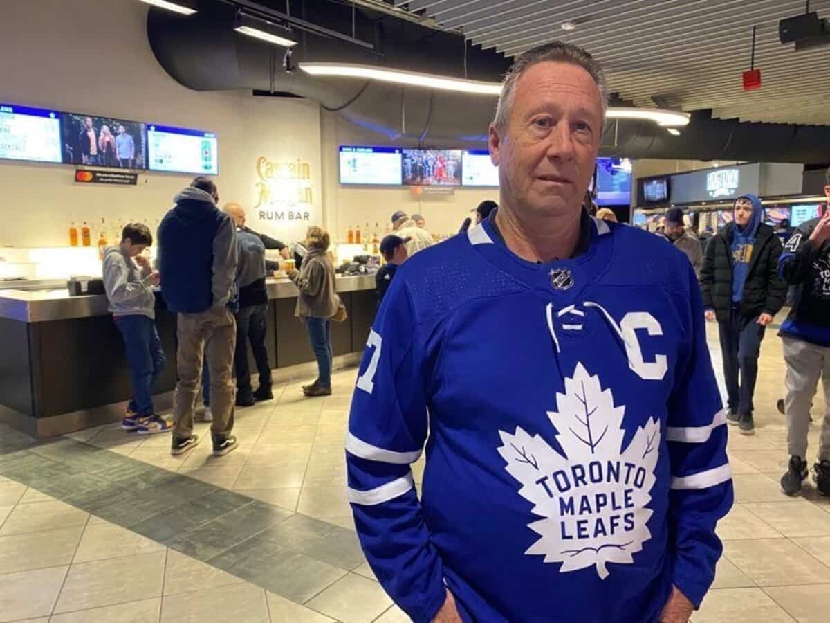 Rencontré à la coursive principale avec son chandail de Wendel Clark, Carl Martin assure que sa passion pour les Leafs demeure intacte malgré les ratés de l'équipe.