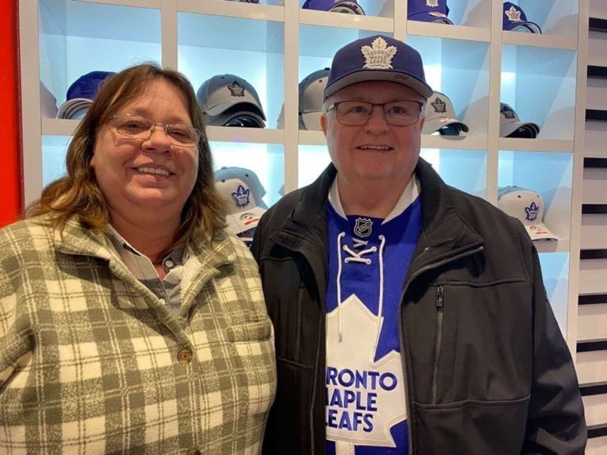 Le couple formé de Debbie et Bill Scott a exprimé des sentiments partagés, dans la boutique des Leafs. Monsieur ne rate pas un match des séries, mais madame n'en peut plus.