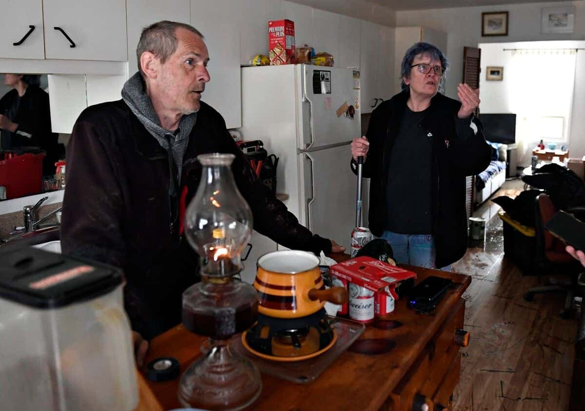 Au lendemain des inondations, Robert Risdon et France Desgagnés nettoyaient leur domicile de la rue Morin.