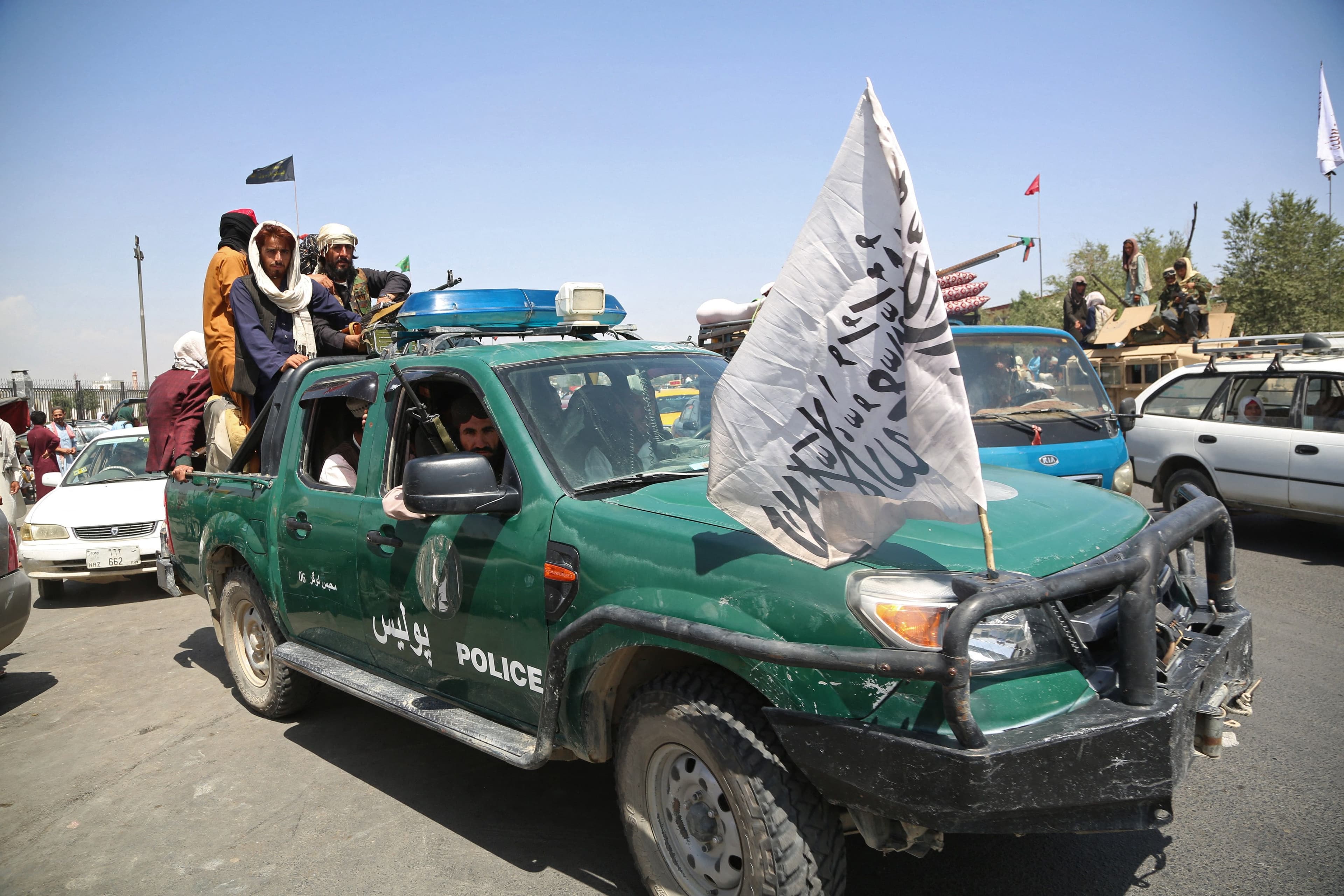 Des combattants talibans patrouillent les rues de Kaboul au lendemain de la prise de la ville.