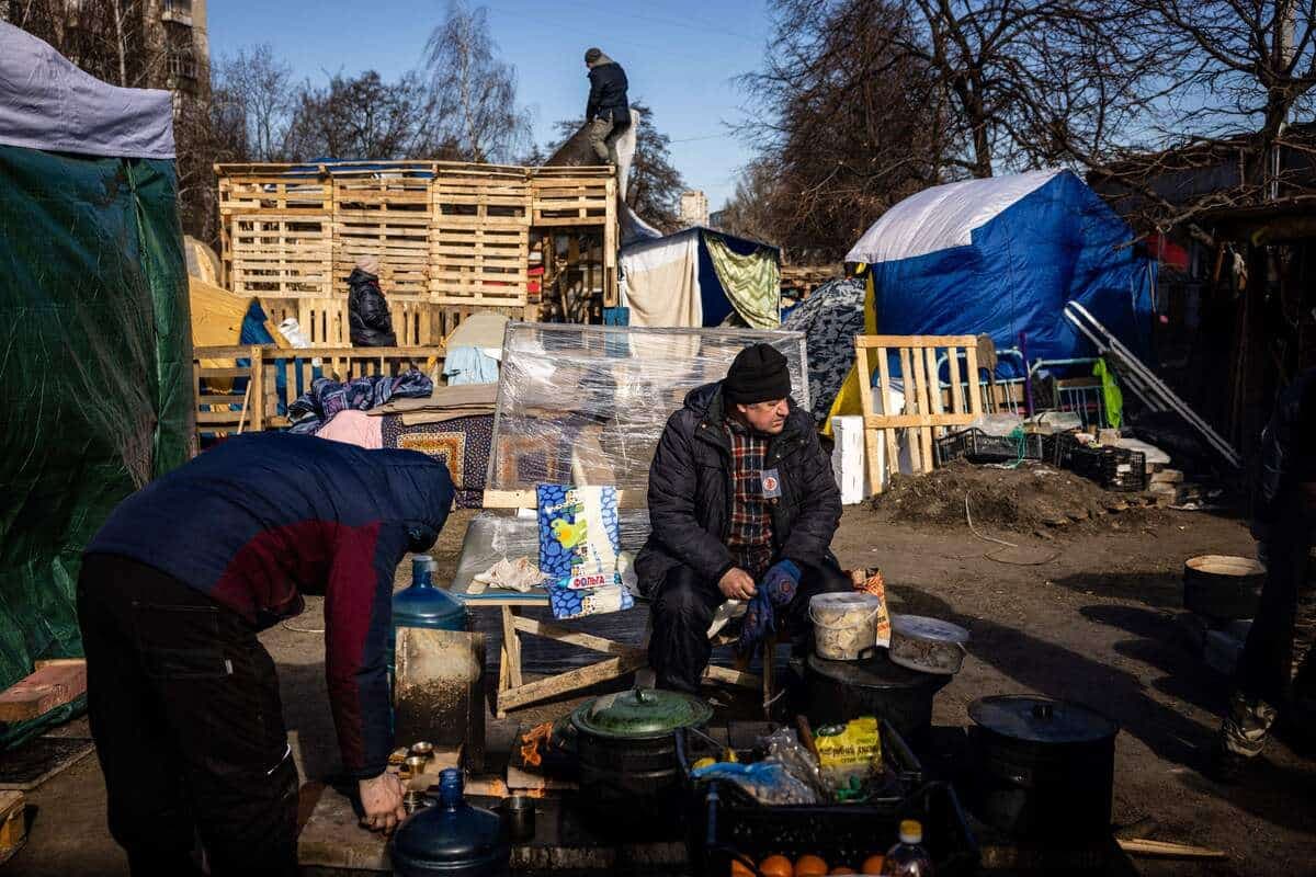 Des bénévoles préparent à manger pour l'armée ukrainienne à Kyïv.