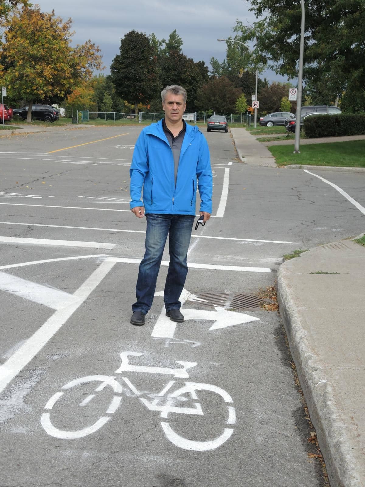 Le conseiller municipal du district de Vimont, à Laval, Michel Poissant, pose devant l’aménagement cyclable au coin d’Ivan Pavlov et de Normand-Bethune. Il déplore que les travaux de marquage soient effectués à ce temps-ci de l’année, à la fin de la saison estivale. Photo prise le 28 septembre 2020. ALEX PROTEAU/24 HEURES/AGENCE QMI
