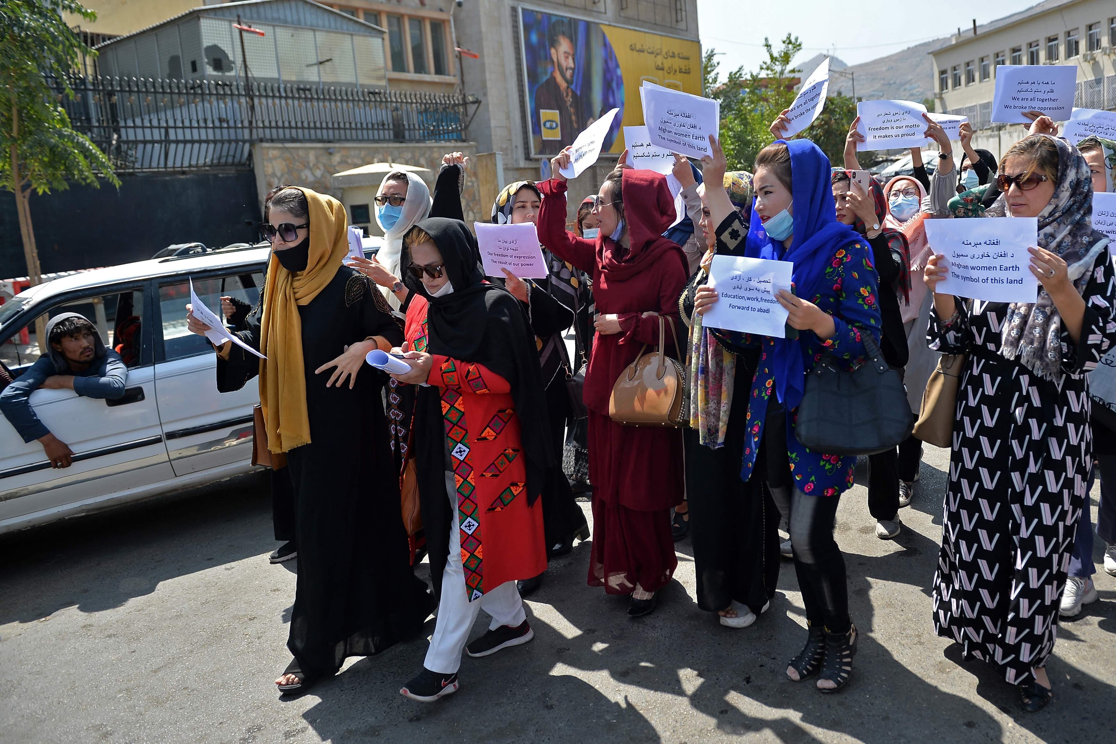 Des femmes manifestent dans les rues de Kaboul pour défendre leurs droits sous le régime taliban.