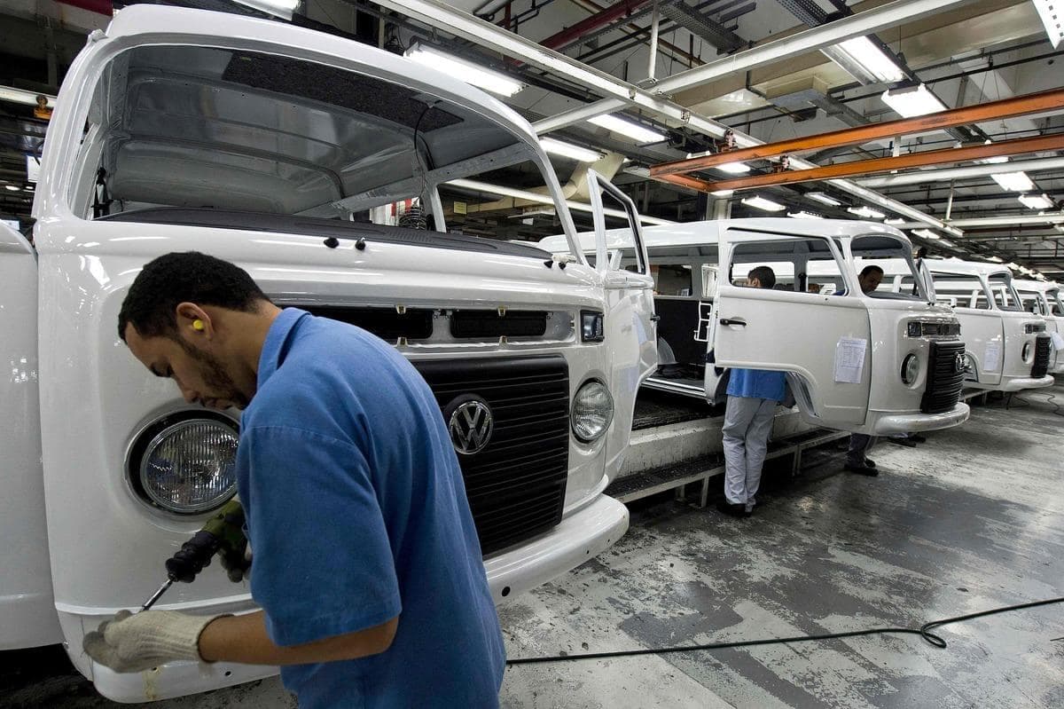 Usine du fabricant allemand à Sao Bernardo do Campo au Brésil, où un employé construit une lignée de voitures Kombi